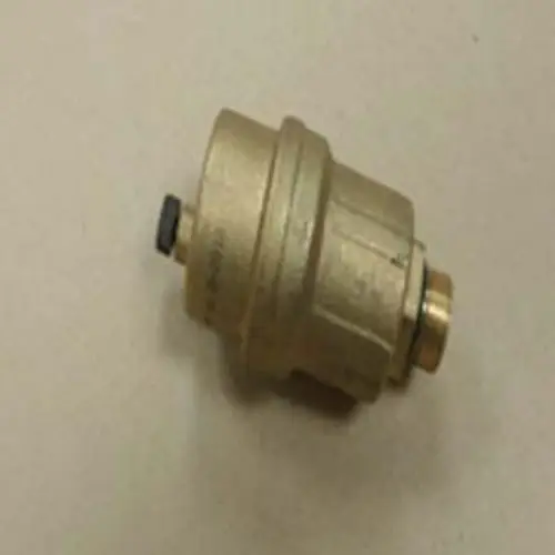 Entlüfter von Remeha, metallisches Gehäuse mit runder Form und einem Anschlussstutzen, auf einem hellen Untergrund abgebildet.